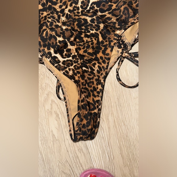 Leopard print bikini - Picture 5 of 7
